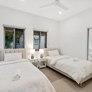  Holiday home The Hampton Retreat - 6br 16 Guest Pet Friendly House